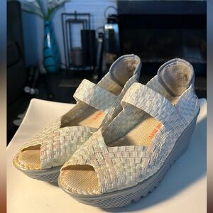 Bernie Mev "Halle" Wedge w/peek-a-boo toe, in a rare Mother of Pearl size 5 US